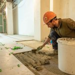 albañil de Eibar colocando suelos